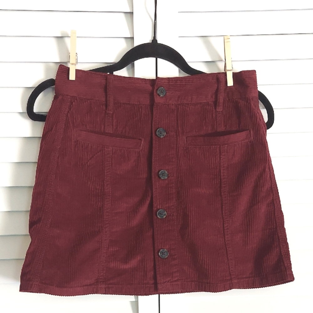American Eagle Skirt, Size 2, Mini, Corduroy, Pockets, Buttons, Wine, Belt Loops